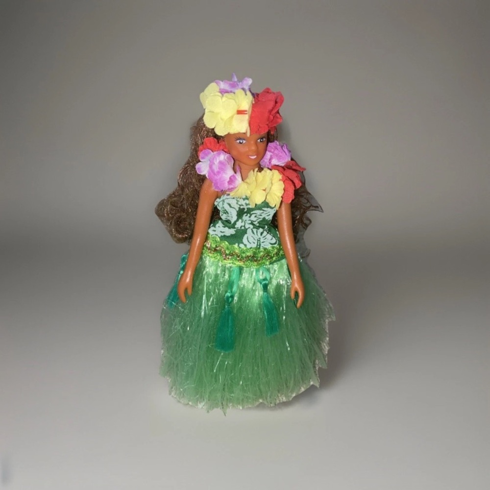Vintage Hawaiian Musical Hula Girl Doll -‎ PLAYS MUSIC / Hips Move - Green